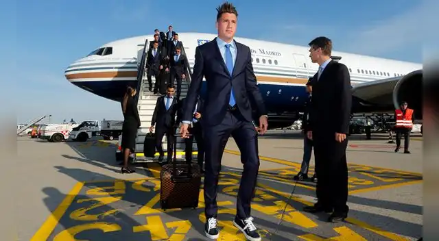 José María Giménez en la llegada del Atlético de Madrid en Milán.
