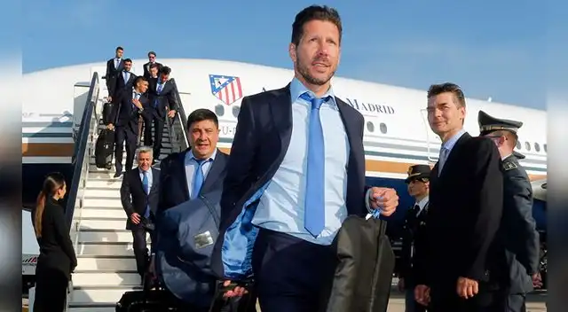 Diego Simeone encabeza la delegación del Atlético en su llegada a Milán.