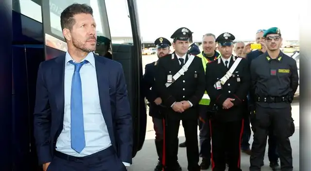 Diego Simeone al natural junto a la policía italiana en Milán.