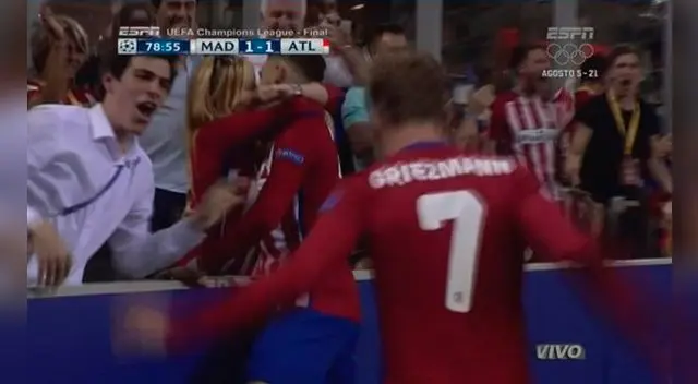 Yannick Carrasco celebra el 1-1 con apasionado beso Yannick Carrasco celebra el 1-1 con apasionado beso