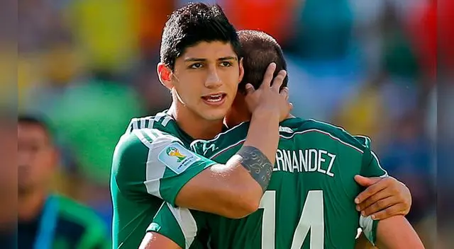 Alan Pulido abraza a Chicharito Hernández tras la eliminación de México de Brasil 2014. Alan Pulido abraza a Chicharito Hernández tras la eliminación de México de Brasil 2014.