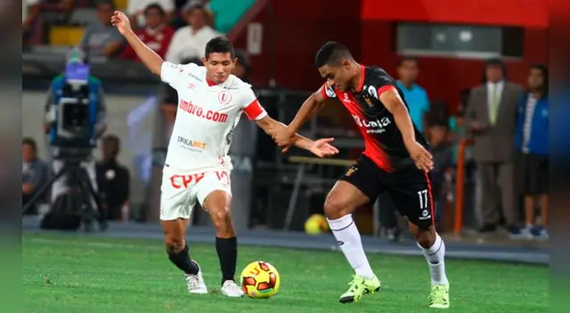 Édison Flores disputa el balón con Anderson Santamaría. Édison Flores disputa el balón con Anderson Santamaría.