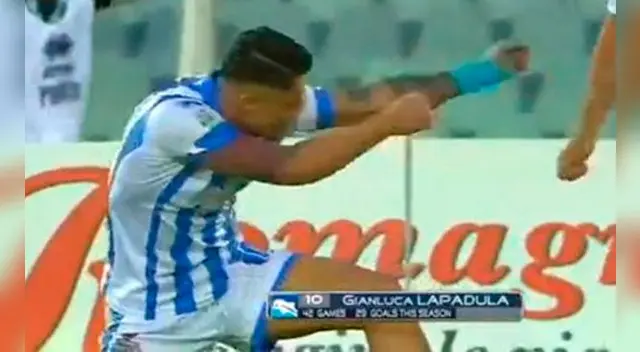 Gianluca Lapadula hace su celebración característica tras anotar con Pescara.