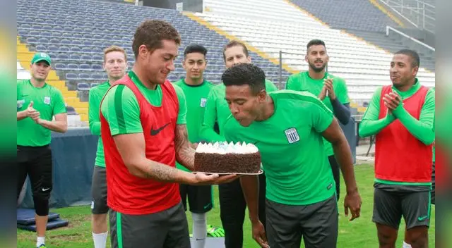 Alianza Lima: Lionard Pajoy cumplió 35 años y blanquiazules lo celebraron así. Alianza Lima: Lionard Pajoy cumplió 35 años y blanquiazules lo celebraron así.