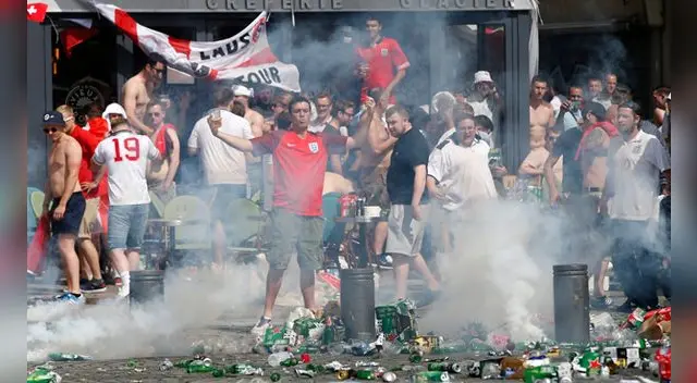 'Hooligans' e hinchas rusos protagonizaron  'Hooligans' e hinchas rusos protagonizaron