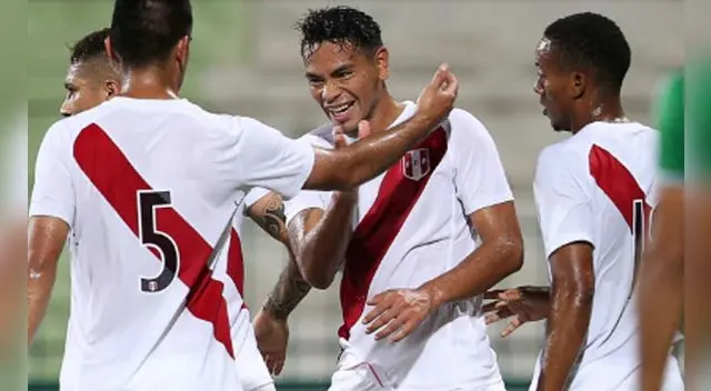 Alexander Callens celebra su gol con Perú a Irak en un amistoso en 2014.