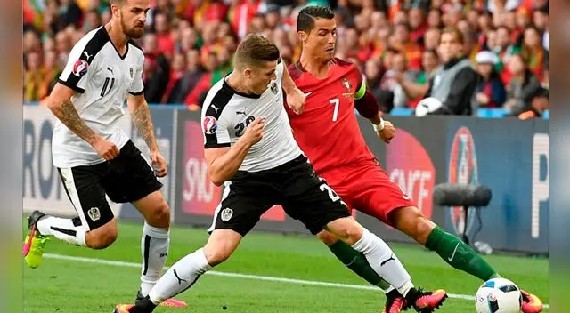 Cristiano Ronaldo ensaya un remate ante dos jugadoes de Austria. Cristiano Ronaldo ensaya un remate ante dos jugadoes de Austria.