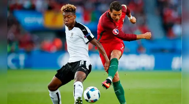Cristiano Ronaldo disputa un balón con David Alaba. Cristiano Ronaldo disputa un balón con David Alaba.