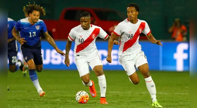 Jefferson Farfán y André Carrilo, durante el amistoso Perú-Estados Unidos del 2015.