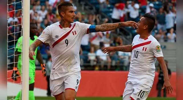 Paolo Guerrero celebra su gol a Haití con Christian Cueva. Paolo Guerrero celebra su gol a Haití con Christian Cueva.