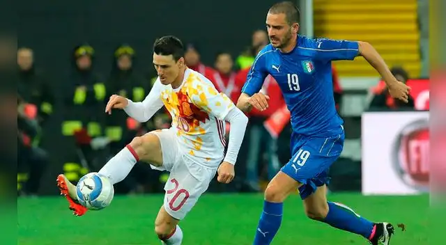 Aritz Aduriz controla el balón ante la mirada de Leonardo Bonucci en un amistoso Italia vs. España de este año.