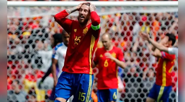 Sergio Ramos se lamenta de una opción en el España-Eslovaquia. Sergio Ramos se lamenta de una opción en el España-Eslovaquia.