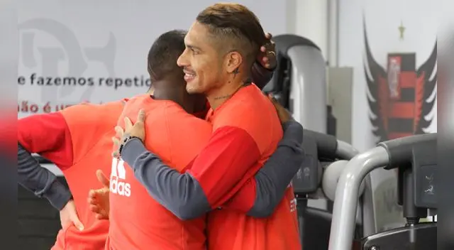 Paolo Guerrero recibe el abrazo de un compañero en el gimnasio del Flamengo.