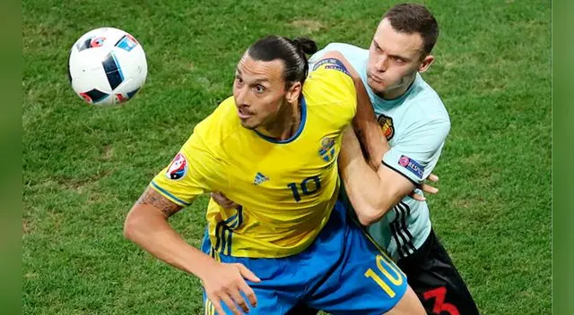 Ibrahimovic disputa un balón con Vermaelen. Ibrahimovic disputa un balón con Vermaelen.