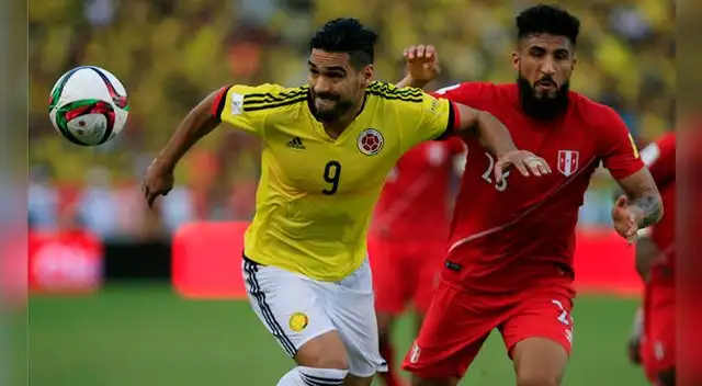 Radamel Falcao disputa el balón con Josepmir Ballón en un Colombia-Perú por Eliminatorias.