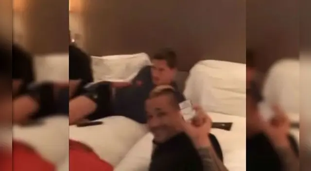 Nainggolan muestra orgulloso su cajetilla de cigarros en plena concentración.