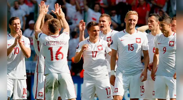 Eurocopa 2016: selección polaca celebraron clasificación a cuartos de final, hinchas suizos los agreden Eurocopa 2016: selección polaca celebraron clasificación a cuartos de final, hinchas suizos los agreden