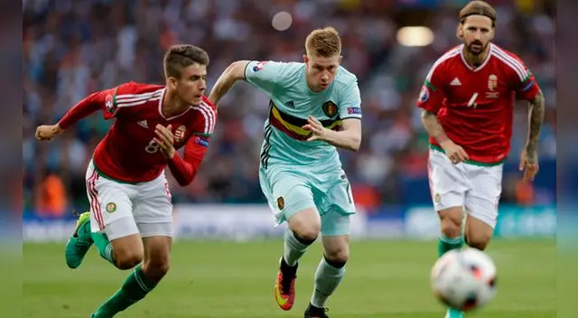 De Bruyne avanza ante la mirada de dos rivales.