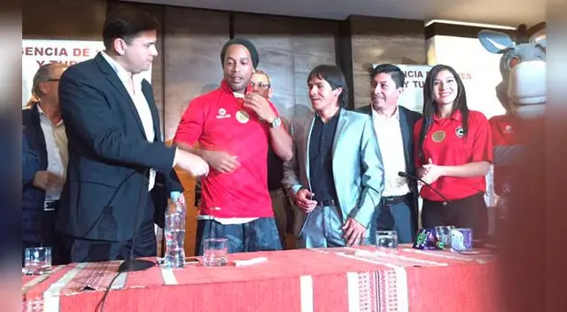 Ronaldinho con la 'mica' del Papá  Ronaldinho con la 'mica' del Papá