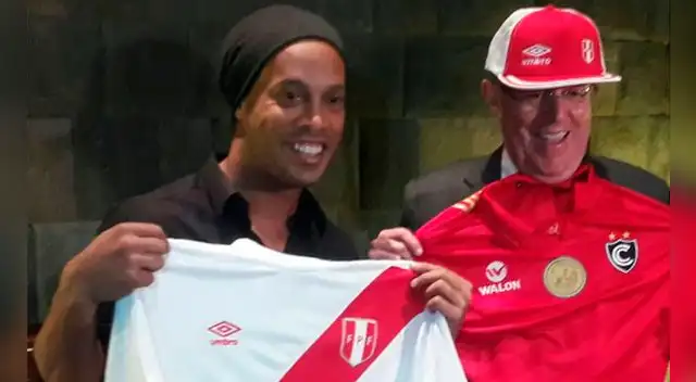 Ronaldinho posa junto a PPK luego de su reunión en Cusco.