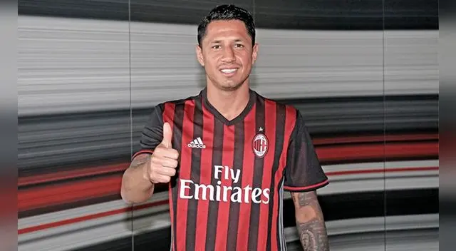 Gianluca Lapadula en su presentación como jugador de AC Milan.
