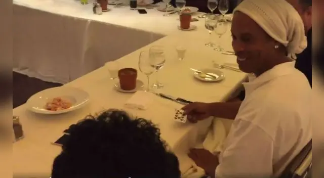 Ronaldinho fue sorprendido por los trucos del mago Plomo | VIDEO. Ronaldinho fue sorprendido por los trucos del mago Plomo | VIDEO.