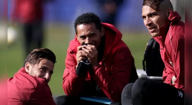 Claudio Pizarro, Carlos Lobatón y Paolo Guerrero durante un entrenamiento en la Copa América 2015. Claudio Pizarro, Carlos Lobatón y Paolo Guerrero durante un entrenamiento en la Copa América 2015.