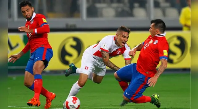 Paolo Guerrero sufre la marca de Gonzalo Jara y Gary Medel en las Eliminatorias. Paolo Guerrero sufre la marca de Gonzalo Jara y Gary Medel en las Eliminatorias.