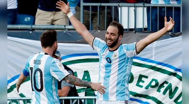 Gonzalo Higuaín celebra con Lionel Messi su gol a Venezuela en la Copa América Centenario.