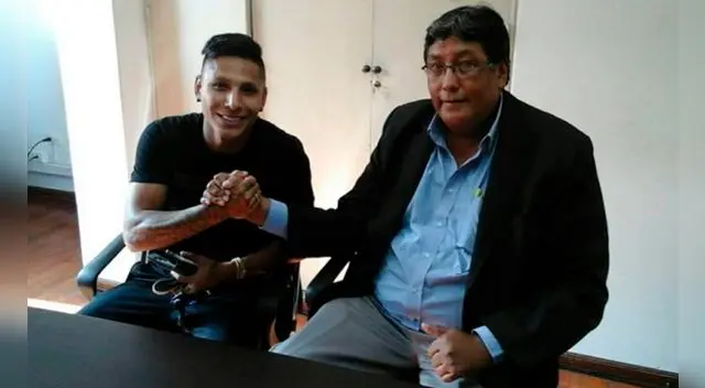 Raúl Ruidíaz y Raúl Leguía durante la firma de renovación en mayo pasado. Raúl Ruidíaz y Raúl Leguía durante la firma de renovación en mayo pasado.