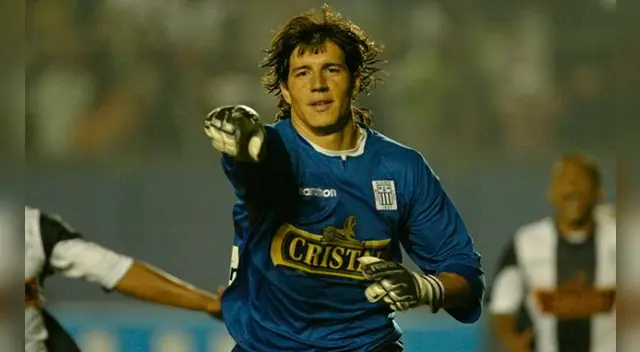 Enrique Bologna celebra su gol a Universitario en un clásico en el Estadio Nacional.