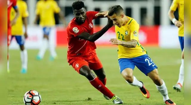 Christian Ramos disputa un balón con Philippe Coutino en la Copa América. Christian Ramos disputa un balón con Philippe Coutino en la Copa América.