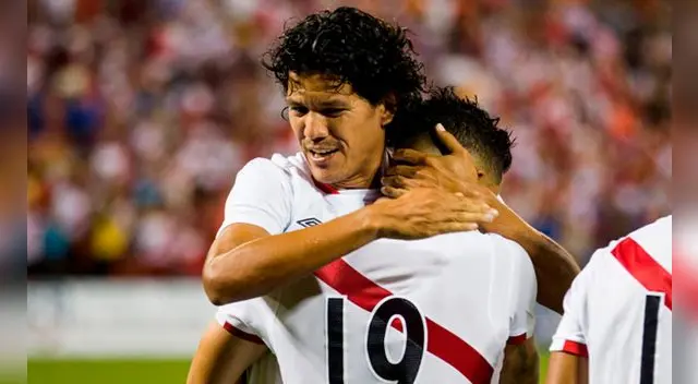 Óscar Vílchez felicita a Yoshimar Yotún por su gol a El Salvador. Óscar Vílchez felicita a Yoshimar Yotún por su gol a El Salvador.
