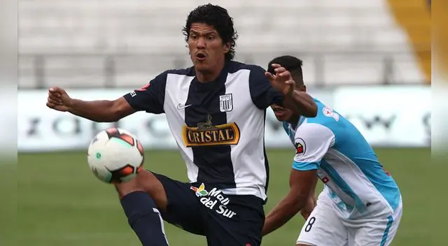 Óscar Vílchez controla un balón en el Alianza Lima-Alianza Atlético. Óscar Vílchez controla un balón en el Alianza Lima-Alianza Atlético.