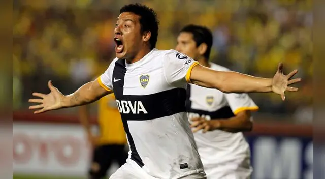 Claudio Pérez celebra un gol durante su etapa en Boca Juniors.