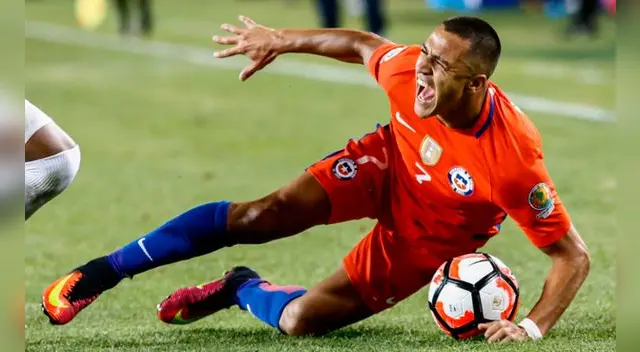 Alexis Sánchez se duele de un golpe en la Copa América. Alexis Sánchez se duele de un golpe en la Copa América.