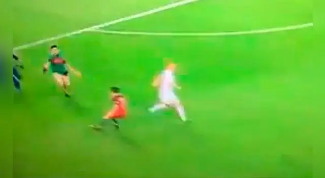 CR7 no quería ser tocado por un hincha que se metió en pleno partido CR7 no quería ser tocado por un hincha que se metió en pleno partido