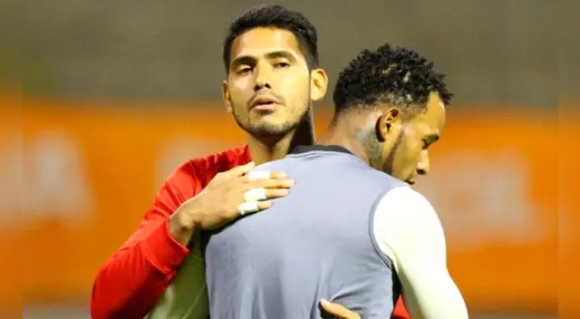 Raúl Fernández y Carlos Cáceda se abrazan en un partido de Universitario. Raúl Fernández y Carlos Cáceda se abrazan en un partido de Universitario.