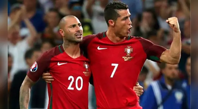 Cristiano Ronaldo celebra el pase a semifinales con Ricardo Quaresma. Cristiano Ronaldo celebra el pase a semifinales con Ricardo Quaresma.