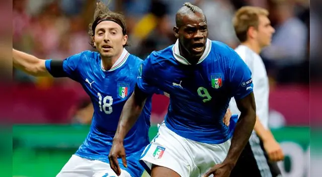 Mario Balotelli celebra uno de sus goles a Alemania en la Eurocopa 2012. Mario Balotelli celebra uno de sus goles a Alemania en la Eurocopa 2012.