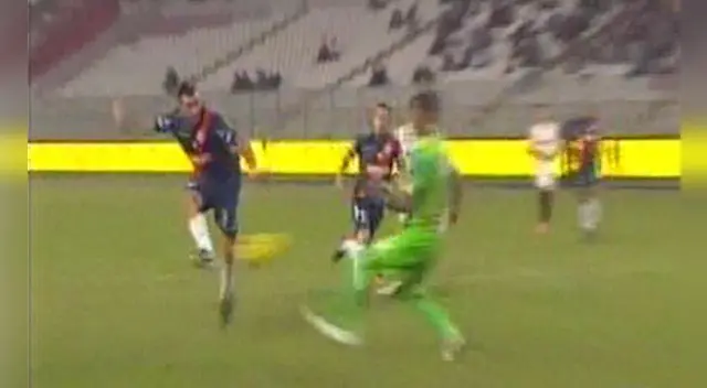 Carlos Cáceda le niega el gol a Maximiliano Velasco. Carlos Cáceda le niega el gol a Maximiliano Velasco.