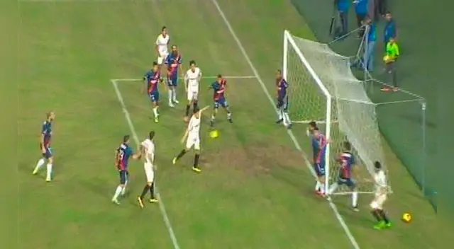 Ángel Romero anota el 1-0 de la "U" ante Municipal con un rodillazo.