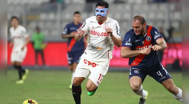 Hernán Rengifo disputa un balón con Adrián Zela. Hernán Rengifo disputa un balón con Adrián Zela.