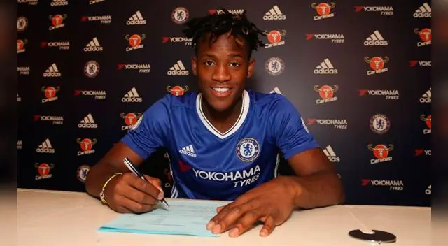 Michy Batshuayi durante su firma de contrato con el Chelsea. Michy Batshuayi durante su firma de contrato con el Chelsea.