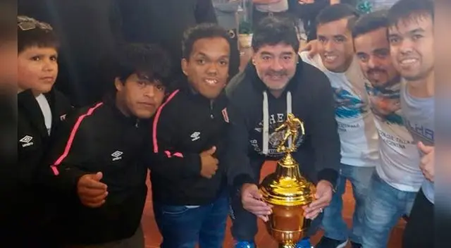 Diego Armando Maradona y selección peruana de talla baja son un ‘boom’ en Argentina Diego Armando Maradona y selección peruana de talla baja son un ‘boom’ en Argentina