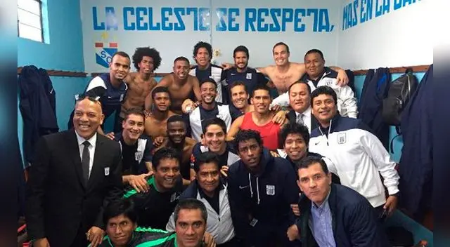 Roberto Mosquera criticado por celebrar triunfo de Alianza Lima en camerinos Roberto Mosquera criticado por celebrar triunfo de Alianza Lima en camerinos