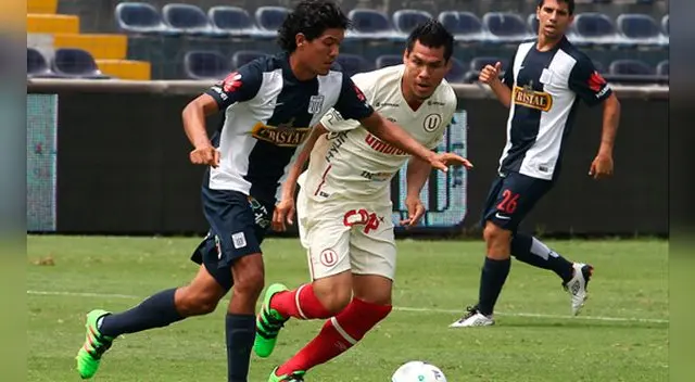 Óscar Vílchez conduce el balón ante Hernán Rengifo en un clásico Alianza-Universitario. Óscar Vílchez conduce el balón ante Hernán Rengifo en un clásico Alianza-Universitario.