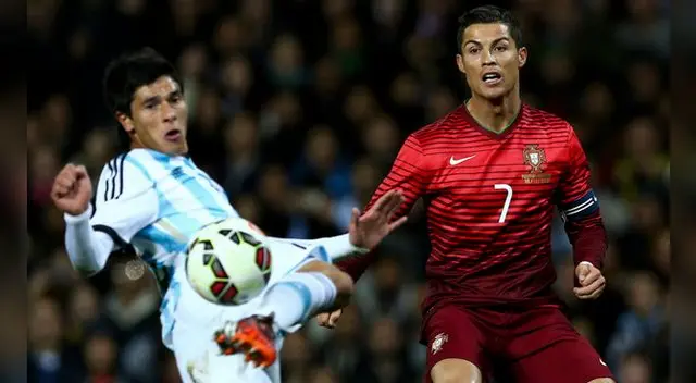 Cristiano Ronaldo disputa un balón con Facundo Roncaglia en un Portugal-Argentina en 2014.