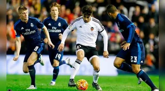 Luka Modric controla un balón ante Toni Kroos, Luka Modric y Danilo. Luka Modric controla un balón ante Toni Kroos, Luka Modric y Danilo.