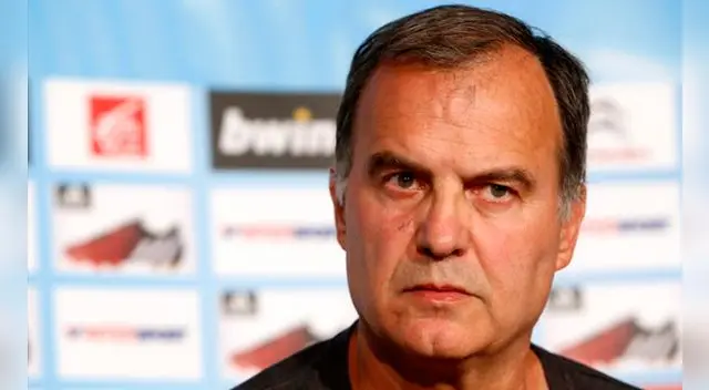 Marcelo Bielsa durante una rueda de prensa en su etapa en el Olympique de Marsella. Marcelo Bielsa durante una rueda de prensa en su etapa en el Olympique de Marsella.